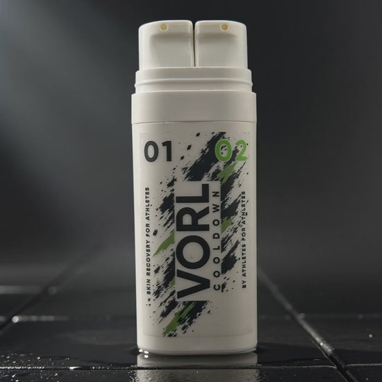 VORL COOLDOWN sobre el suelo mojado del vestuario, entre el vapor de la ducha post-entreno