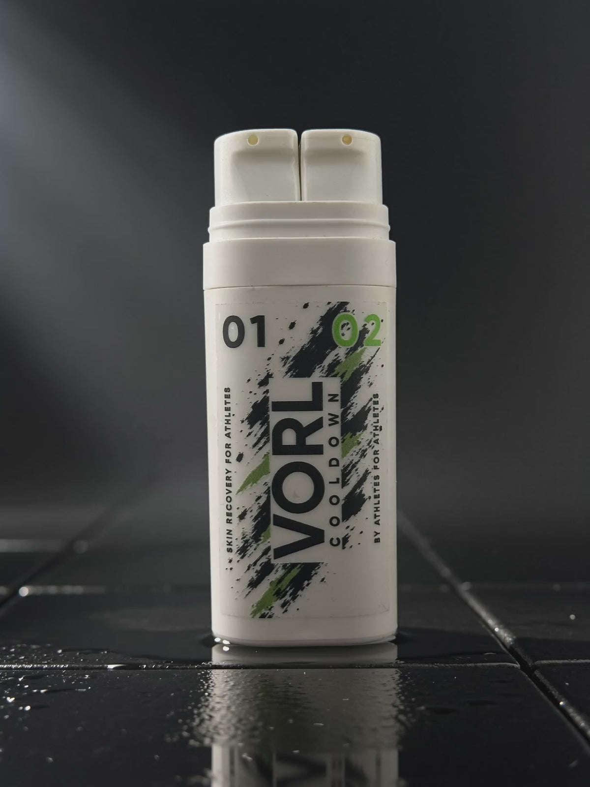 VORL COOLDOWN sobre el suelo mojado del vestuario, entre el vapor de la ducha post-entreno